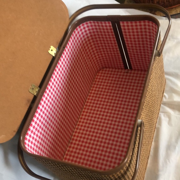 Picnic basket large woven straw with metal handles circa 1970 very sturdy Amish - Picture 5 of 10